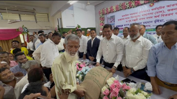 রূপগঞ্জে দিপু ভূঁইয়ার ত্রাণসামগ্রী বিতরণ