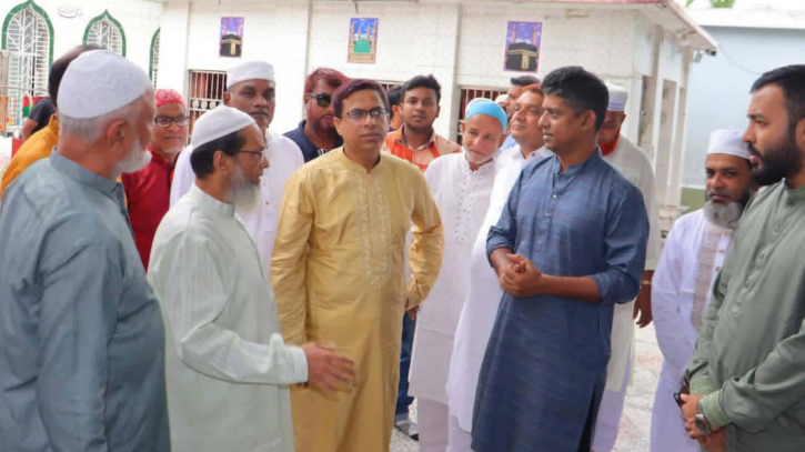 ঐতিহাসিক কদম রসুল দরগাহ পরিদর্শন ও জুমার নামাজ আদায় করলেন ডিসি রায়হান কবির
