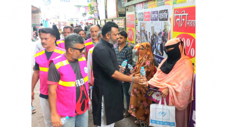 এইচএসসি পরীক্ষার্থীদের অভিভাবকদের মাঝে বিশুদ্ধ পানি বিতরণ 