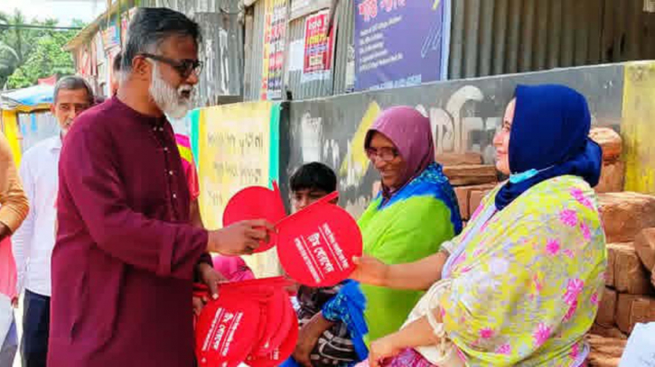 অভিভাবকদের মাঝে হাতপাখা ও পানি বিতরণ করলেন খোরশেদ