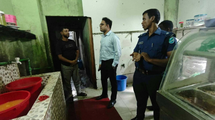 আড়াইহাজারে ঢাকা কাবাব হোটেলকে জরিমানা