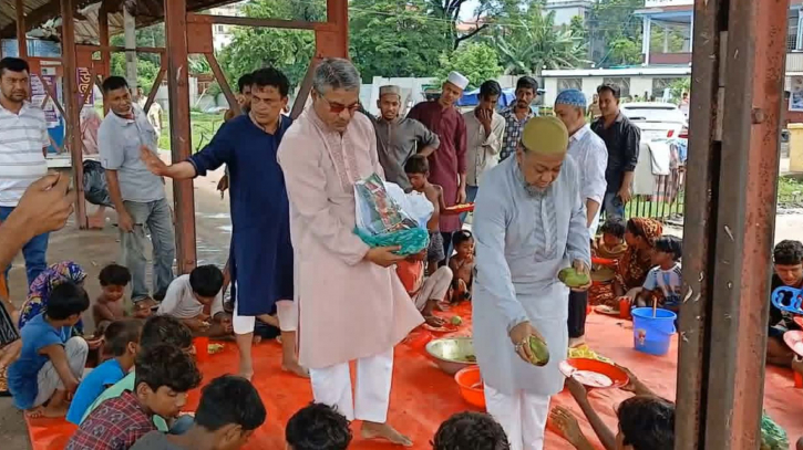 দেড় বছর ধরে পথশিশুদের প্রতি জুমায় খাবার বিতরণ, নিয়মিত বিতরণের পরিকল্পনা 