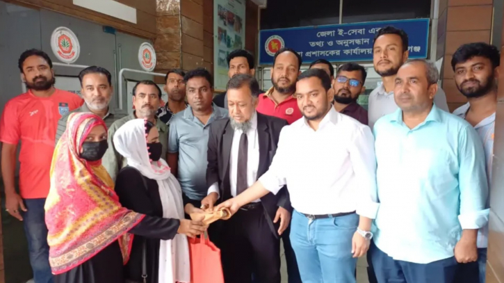 মুস্তাফিজুর রহমান ফাউন্ডেশনের উদ্যোগে দুই অসহায় নারীকে দুই লাখ টাকার আর্থিক অনুদান