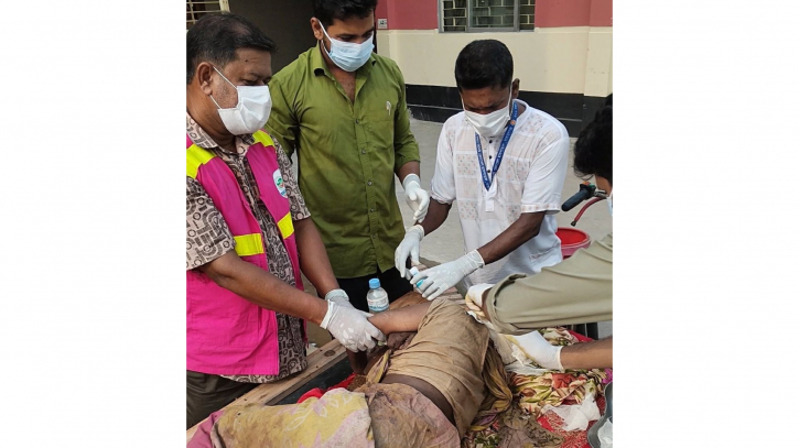 অসুস্থ অজ্ঞাত নারীকে হাসপাতালে ভর্তি করল টিম খোরশেদ
