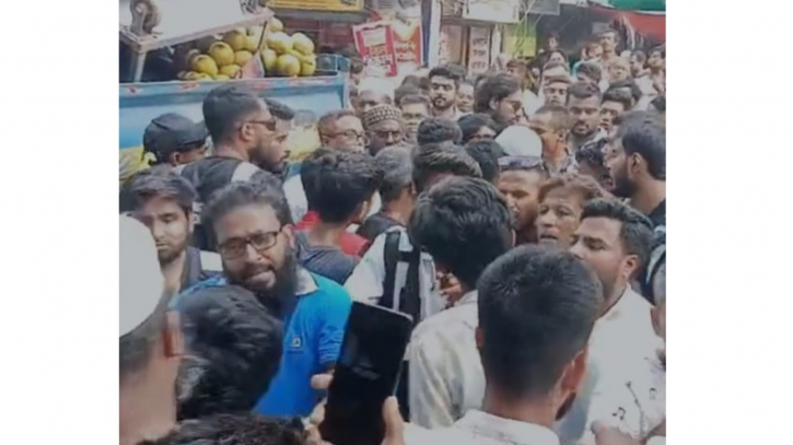 উচ্ছেদ অভিযানে হকারদের বাধার মুখে সাখাওয়াত