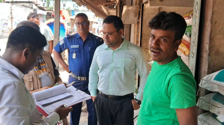রুপগঞ্জে পাটজাত মোড়ক ব্যবহার না করায় জরিমানা