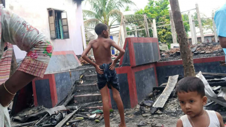 আড়াইহাজারে আগুনে তিন ঘর পুড়ে ছাঁই