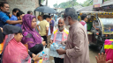 অবিভাবকদের জন্য টিম খোরশেদের পানি বিতরণ অবিভাবকদের জন্য টিম খোরশেদের পানি বিতরণ