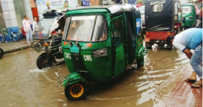 অতিবৃষ্টিতে প্রধান সড়কে জলাবদ্ধতা