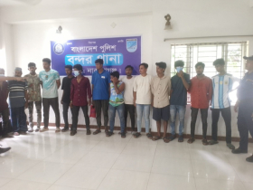 বন্দরে চোর ও ছিনতাইকারী সন্দেহে আটক ১২