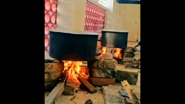নারায়ণগঞ্জে গ্যাস সংকট: হাসপাতালে লাকড়ির চুলায় রান্না