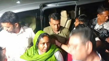 বাবার কবর জিয়ারত শেষে নেতাকর্মীদের ভিড় ঠেলে বাড়ি ফিরলেন আইভী 