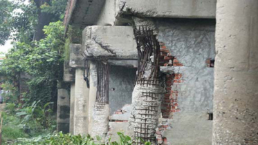 কখন যেন ভেঙে পড়ে সেতু, আতঙ্কে কায়েতপাড়াবাসী