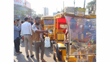তীব্র গরমে জেলা প্রশাসনের পানি-স্যালাইন বিতরণ