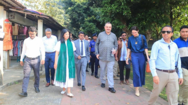 লোক ও কারুশিল্প ফাউন্ডেশন পরিদর্শনে মার্কিন রাষ্ট্রদূত