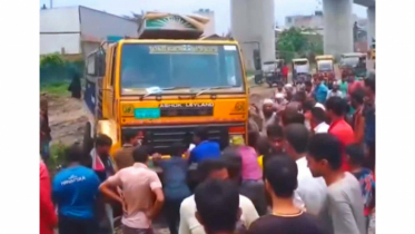 ফতুল্লায় ট্রেন চালকের সতকর্তায় রক্ষা পেল ট্রাক