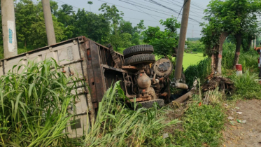 সোনারগাঁয়ে কাভার্ডভ্যান খাদে পরে চালকের মৃত্যু 