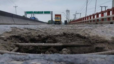 ঢাকা-চট্রগ্রাম মহাসড়কে বিশাল গর্ত, ঝুঁকিপূর্ণ সেতুতে দুর্ঘটনার শঙ্কা