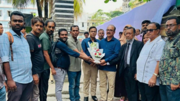 বাংলাদেশ রিপোর্টার্স ক্লাব ট্রাস্টের পক্ষ থেকে বিভাগীয় কমিশনারকে ফুলেল শুভেচ্ছা