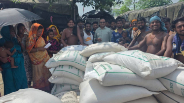 রূপগঞ্জে বেদে সম্প্রদায়ের অসহায় পরিবারের মাঝে চাল বিতরণ