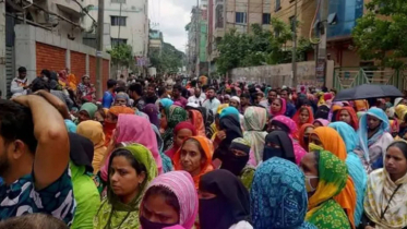 নারায়ণগঞ্জে ১১ দফা দাবিতে পোশাক শ্রমিকদের সড়ক অবরোধ