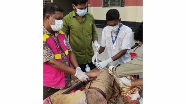 অসুস্থ অজ্ঞাত নারীকে হাসপাতালে ভর্তি করল টিম খোরশেদ অসুস্থ অজ্ঞাত নারীকে হাসপাতালে ভর্তি করল টিম খোরশেদ