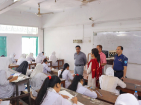 এইচএসসি কেন্দ্র পরিদর্শনে ডিসি