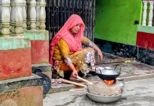 সোনারগাঁয়ে গ্যাস সংকট চরমে: মাটির চুলায় রান্না, অবৈধ চুনা কারখানার দৌরাত্ম্যে ক্ষোভের বিস্ফোরণ