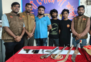 সাইনবোর্ডে গোপন বৈঠক, বিদেশি পিস্তল-গুলি ও দেশীয় অস্ত্রসহ ৩ জন গ্রেপ্তার