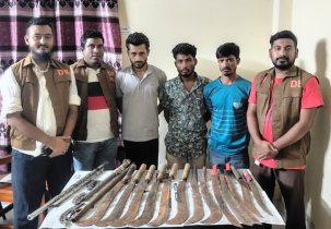 ফতুল্লায় ডাকাতির প্রস্তুতিকালে ডিবির হাতে ৩ যুবক গ্রেপ্তার, বিপুল অস্ত্র উদ্ধার