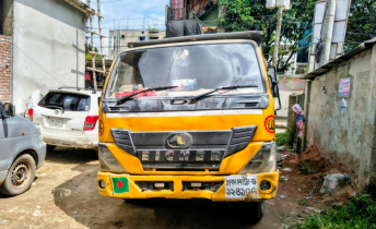 অবৈধ চুনা ফ্যাক্টরির কাঁচামালবাহী ট্রাক আটক, প্রশাসনের কাছে হস্তান্তর