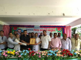 রূপগঞ্জে বর্ণাঢ্য আয়োজনে বিদায় সংবর্ধনা পেয়ে অবসরে গেলেন শিক্ষক