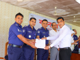 সততা ও দক্ষতার স্বীকৃতি: দ্বিতীয়বার পুরস্কৃত হলেন ডিএসবির হুমায়ুন কবির সততা ও দক্ষতার স্বীকৃতি: দ্বিতীয়বার পুরস্কৃত হলেন ডিএসবির হুমায়ুন কবির