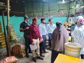 নারায়ণগঞ্জে অনুমোদনহীন রং দিয়ে চানাচুর তৈরি, দুই প্রতিষ্ঠানকে জরিমানা