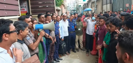 বেতন ও কারখানা চালুর দাবিতে ফতুল্লায় পোশাক শ্রমিকদের সড়ক অবরোধ