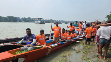 রূপগঞ্জে ঐতিহ্যবাহী নৌকা বাইচ দেখতে লাখো মানুষের ঢল