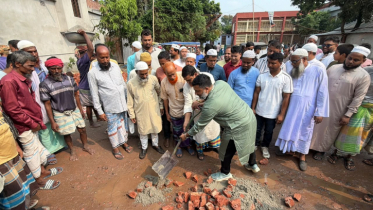 ব্যক্তিগত অর্থায়নে রাস্তা সংস্কার করলেন চেয়ারম্যান প্রার্থী কাউসার