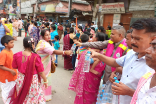 রথযাত্রীদের মাঝে পানি বিতরণ