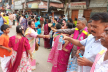রথযাত্রীদের মাঝে পানি বিতরণ রথযাত্রীদের মাঝে পানি বিতরণ