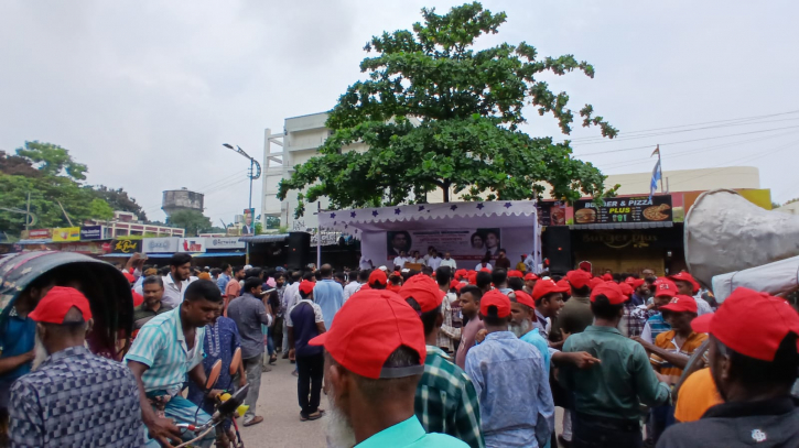 হাসপাতালের সামনে উচ্চ শব্দে সাউন্ড সিস্টেমে যুবদলের সমাবেশ!