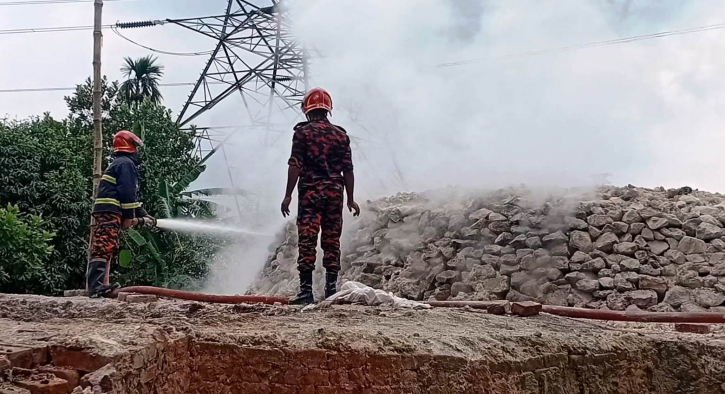 অবৈধ চুন কারখানা গুঁড়িয়ে দিল তিতাস