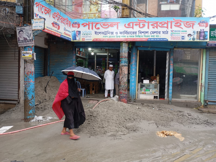 রূপগঞ্জে চাঁদা না পেয়ে ব্যবসা প্রতিষ্ঠানের সামনে বালু ফেলার অভিযোগ