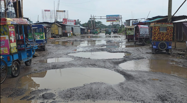 বৃষ্টিতে এশিয়ান হাইওয়ের বেহাল দশা
