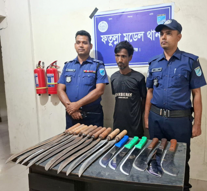 নারায়ণগঞ্জে ১৬টি দেশীয় অস্ত্রসহ যুবক গ্রেফতার