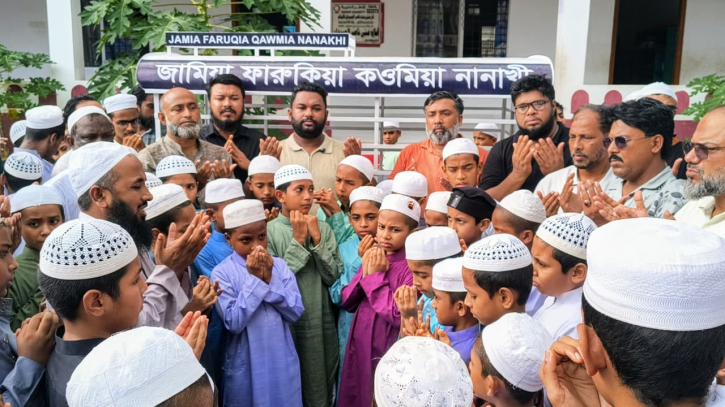 মাদ্রাসা শিক্ষার্থীদের যাতায়াত সহায়তায় যুবদল নেতার ভ্যানগাড়ি প্রদান