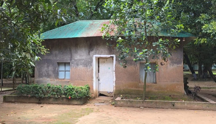 হারিয়ে যাচ্ছে ঐতিহ্যের মাটির ঘর