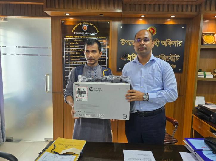 দৃষ্টি প্রতিবন্ধী শিক্ষার্থীর হাতে ল্যাপটপ তুলে দিলেন সদর উপজেলা ইউএনও