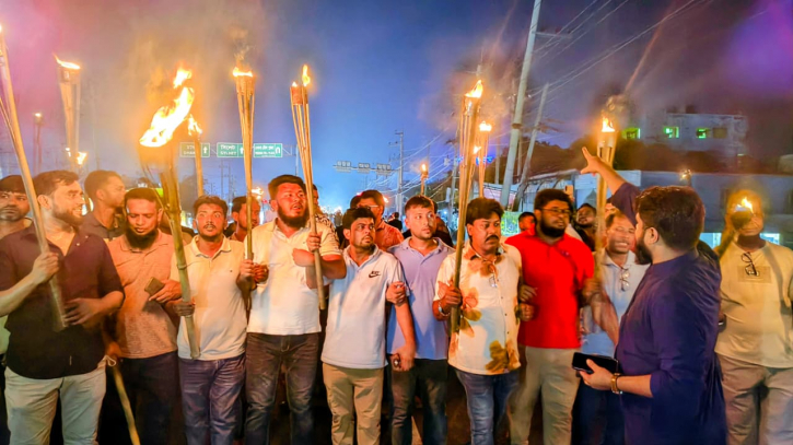 সোনারগাঁয়ে আওয়ামী লীগের ‘অপতৎপরতা ও নৈরাজ্যে’র প্রতিবাদে যুবদলের মশাল মিছিল