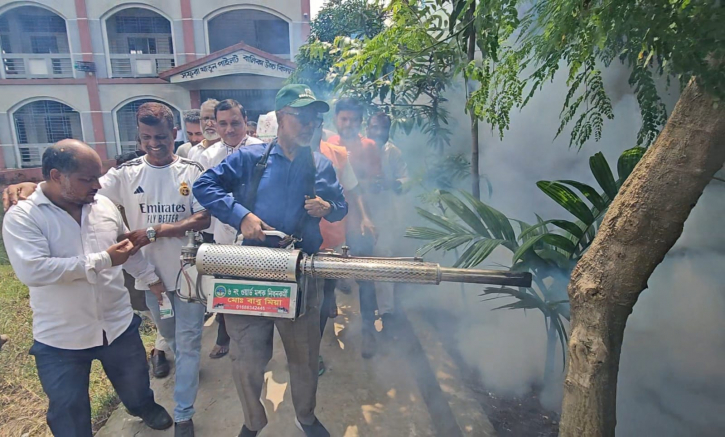 নিজের কাঁধে ফগার মেশিন নিলেন প্রশাসক সাখাওয়াত