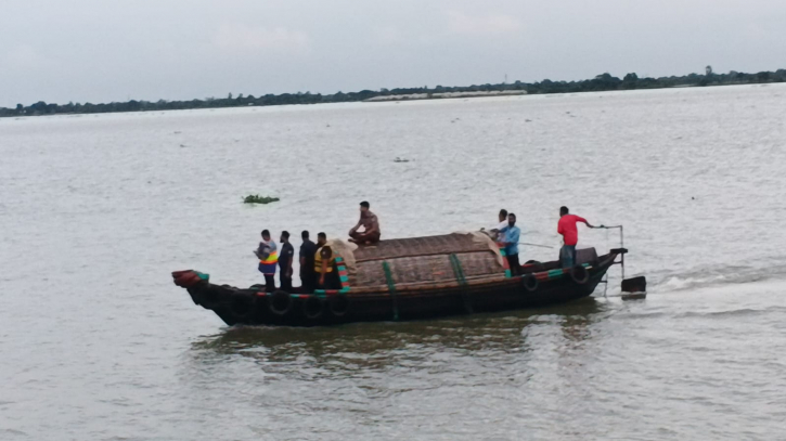 বিয়ের অনুষ্ঠানে যাওয়া হলো না, মেঘনায় ট্রলার ডুবে নিহত ১, একই পরিবারের ৪ জন নিখোঁজ
